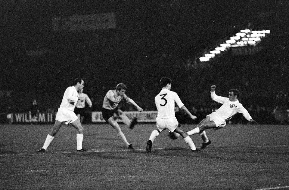 Nederland tegen Oost-Duitsland 1-0. Piet Keizer geeft schuiver, Bestanddeelnr 920-6982