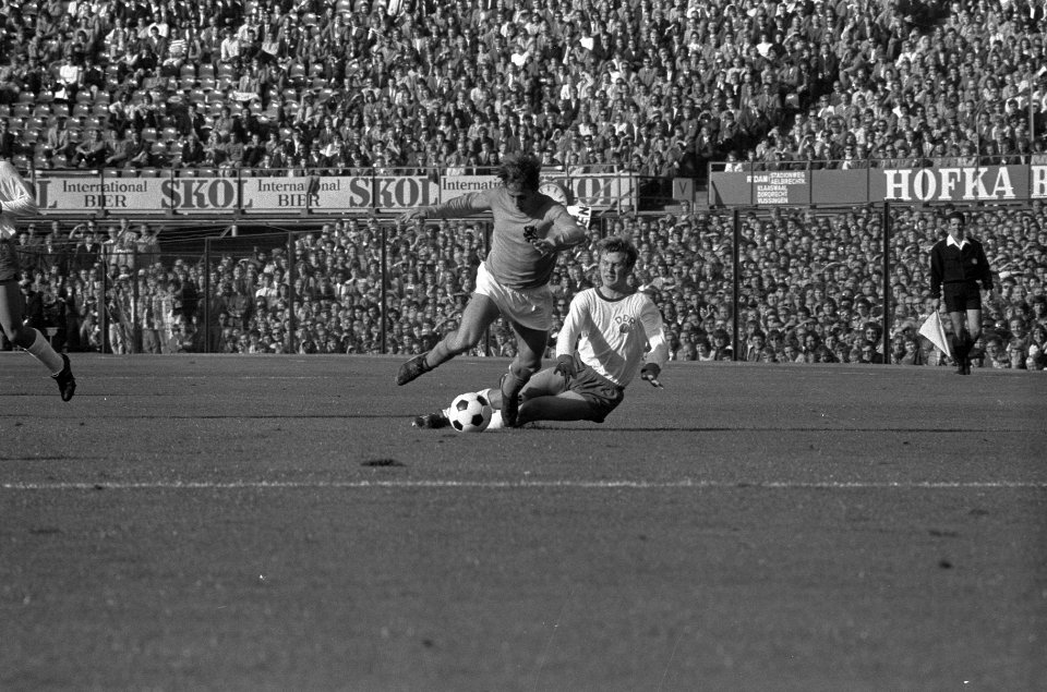 Nederland tegen Oost Duitsland 3-2, Cruijff getackled door Irmscher, Bestanddeelnr 925-0329