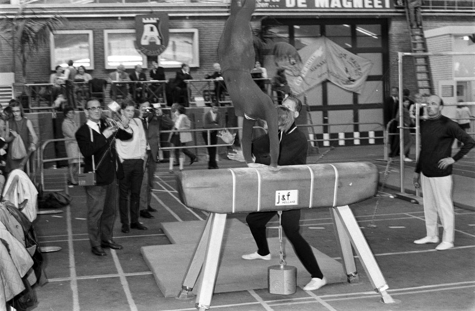 Nederlands Dames Turnkampioenschap te Alkmaar Margot Natte Klees op paard, aktie, Bestanddeelnr 922-2951