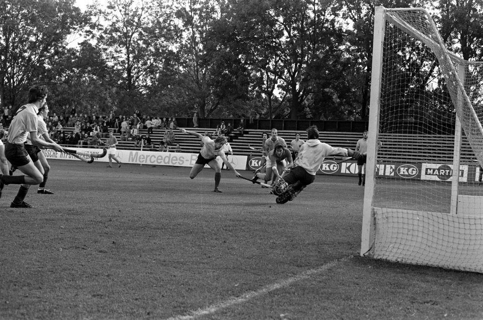 Nederland tegen Belgie 6-0 (hockey) Hans Kruize scoort eerste doelpunt langs ke, Bestanddeelnr 927-5111