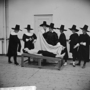 Nederlands Danstheater brengt het ballet Anatomische Les, scene op de tafel m…, Bestanddeelnr 915-9907