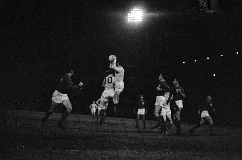 Nederland tegen Mexico 1-2, voetbal in het Olympisch Stadion Schuurman in duel , Bestanddeelnr 912-3697