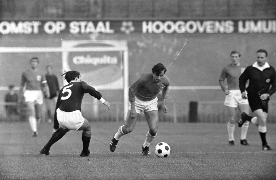 Nederland tegen Schotland 0-0. Willy van der Kuylen passeert Mac Kinnon, Bestanddeelnr 921-4037