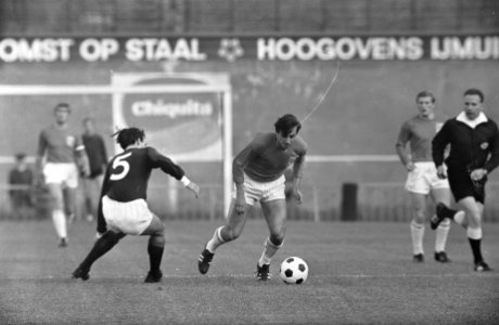 Nederland tegen Schotland 0-0. Willy van der Kuylen passeert Mac Kinnon, Bestanddeelnr 921-4037