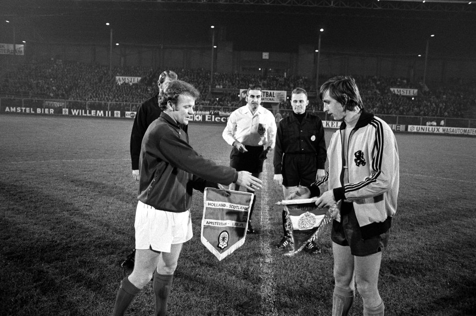 Nederland tegen Schotland 2-1, overhandiging vaantjes, Bestanddeelnr 925-1982