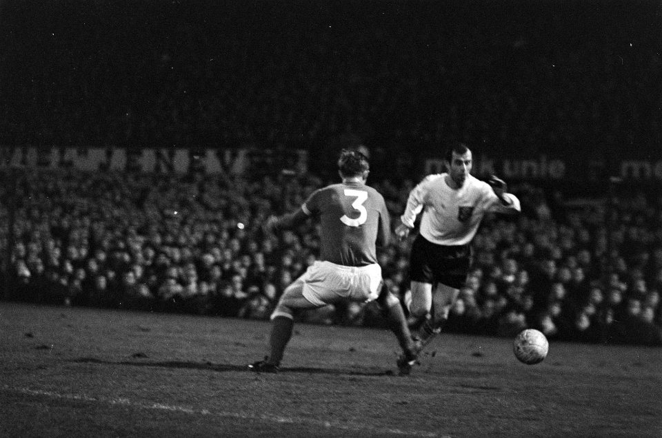 Nederland tegen Rusland 3-1 te Rotterdam. Coen Moulijn in duel met Sjesternef, Bestanddeelnr 920-8886