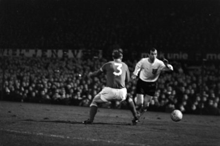 Nederland tegen Rusland 3-1 te Rotterdam. Coen Moulijn in duel met Sjesternef, Bestanddeelnr 920-8886