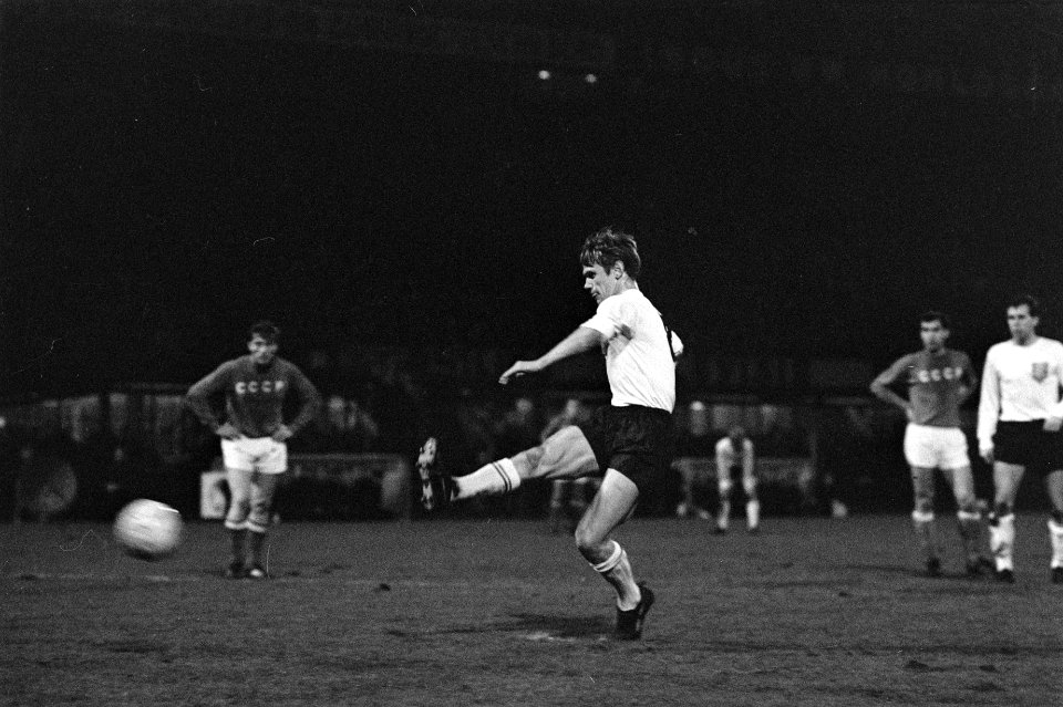 Nederland tegen Rusland 3-1 te Rotterdam. Nummer 6 Wery neemt penalty, Bestanddeelnr 920-8892