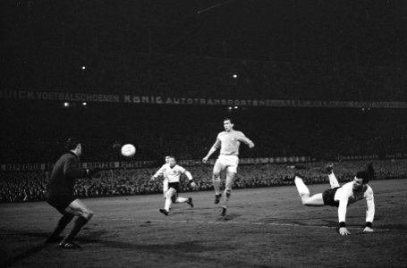 Nederland tegen West-Duitsland 2-4, eerste Duitse doelpunt Graafland, Seiter, Sc, Bestanddeelnr 918-9493