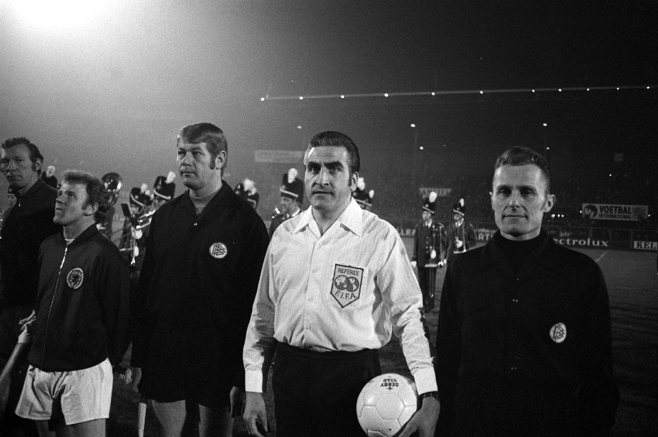 Nederland tegen Schotland 2-1, nr 6, 7 (m) scheidsrechters, Bestanddeelnr 925-1981