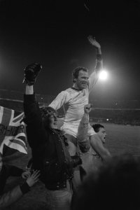 Nederland tegen Malta 5-0, voorronde EK-voetbal Willy van de Kerkhof na afloop , Bestanddeelnr 932-8126