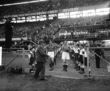 Nederland-Frankrijk. Elftallen betreden het veld, Bestanddeelnr 903-3266