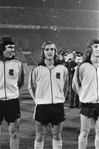 Nederland tegen Noorwegen 9-0, nummer 17 Neeskens (midden nummer 18 Van Hanegem , Bestanddeelnr 925-9945