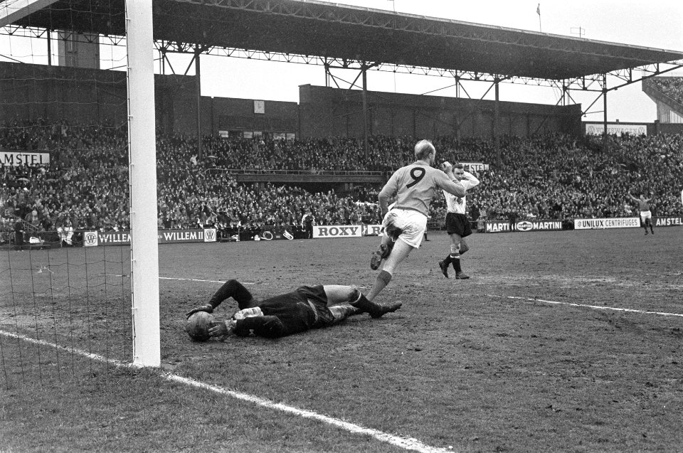 Nederland tegen Oostenrijk 1-1, keeper Pischler geslagen de grond Kruiver loopt , Bestanddeelnr 916-2946