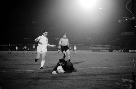 Nederland tegen Oost-Duitsland 1-0. Eddy Pieters Graafland duikt op bal voor aa…, Bestanddeelnr 920-6986