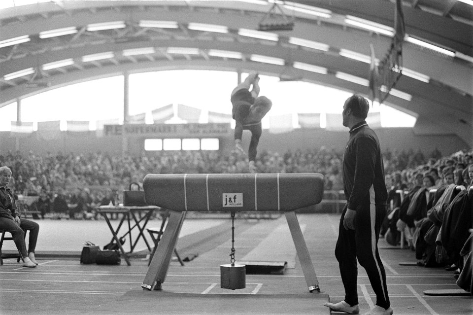 Nederlands Dames Turnkampioenschap te Alkmaar nr. 10 , Cora Stuis op paard, nr. , Bestanddeelnr 922-2953