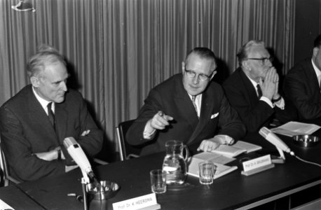 Nederlands Congres in Doelen te Rotterdam, het forum v.l.n.r. prof. Heerema , pr, Bestanddeelnr 920-0842