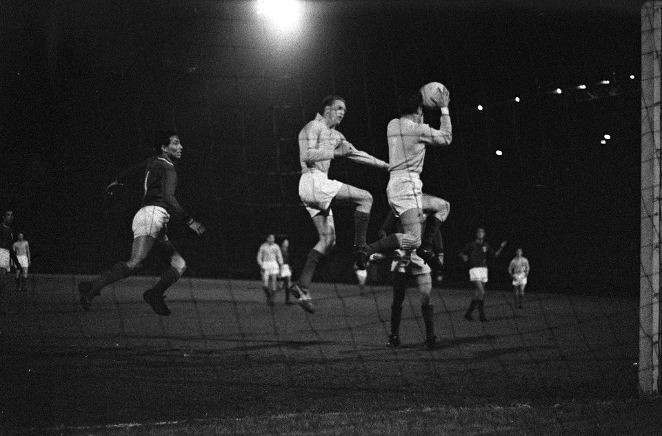 Nederland tegen Mexico 1-2, voetbal in het Olympisch Stadion Schuurman in duel , Bestanddeelnr 912-3694