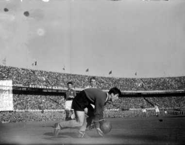 Nederland-Frankrijk. Franse keeper Vignal met Brandes, Bestanddeelnr 903-3271
