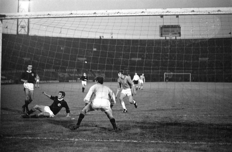 Nederland tegen Schotland 0-0. Keeper Clark stopt schot van Van der Kuylen, Bestanddeelnr 921-4040