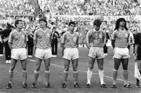 Nederland tegen Hongarije 2-0 deel Nederlands elftal v.l.n.r. Van t Schip , Van, Bestanddeelnr 933-9663
