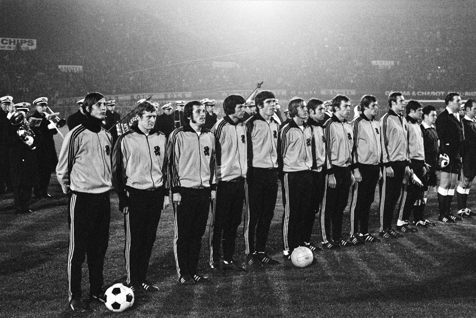 Nederland tegen Roemenie 2-0 nr. 6 scheidsrechter T. Wharton (Schotland) met g, Bestanddeelnr 924-0639