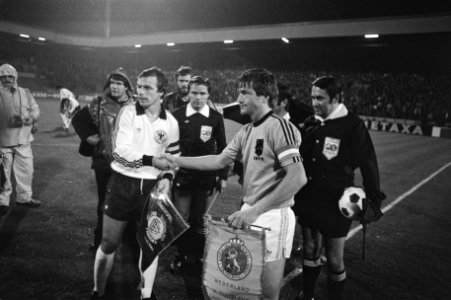 Nederland tegen West-Duitsland 1-1, handschudden voor de wedstrijd, Bestanddeelnr 931-0822