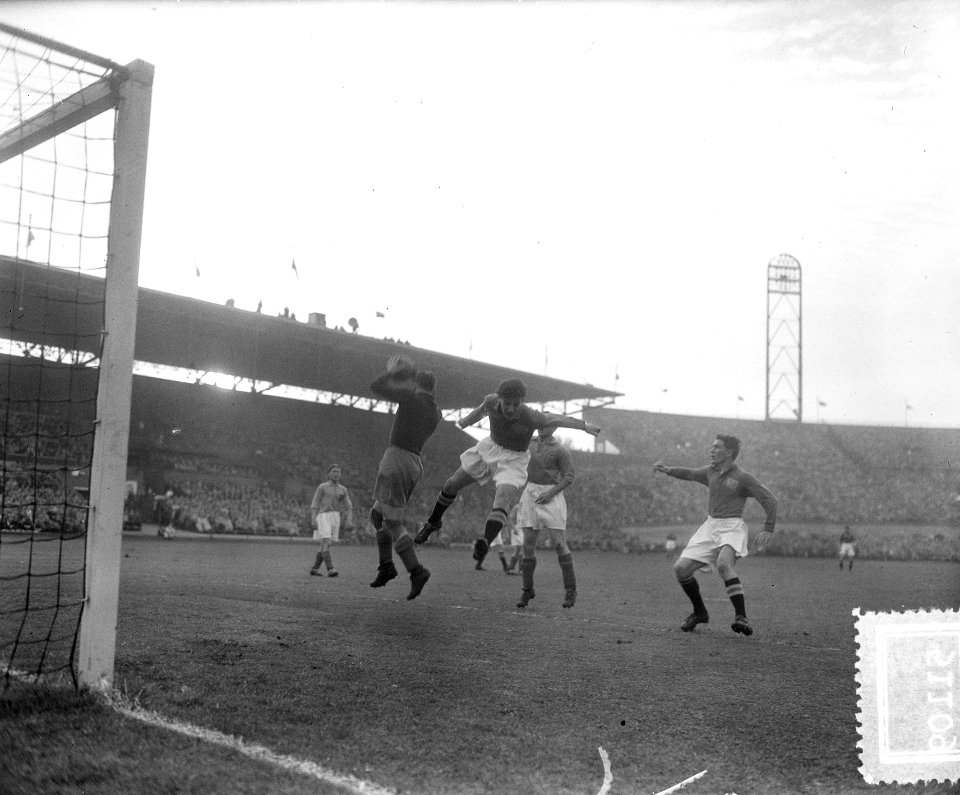 Nederland tegen Zweden. Spelmoment met doelman Piet Kraak, Bestanddeelnr 905-1109