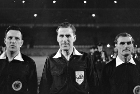 Nederland tegen Rusland 3-1 te Rotterdam. Scheidsrechter W. Davidson en grensrec, Bestanddeelnr 920-8902