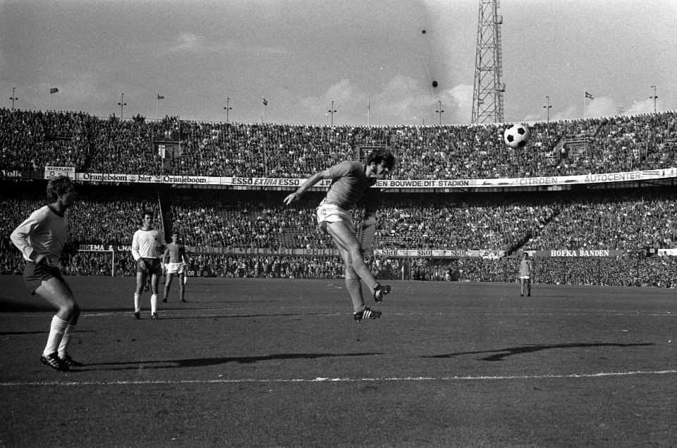 Nederland tegen Oost Duitsland 3-2, Barry Hulshoff kopt in, Bestanddeelnr 925-0330
