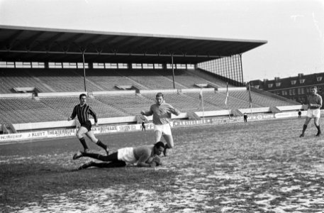 Nederland tegen Marokko 5-0 (militair) Lefering (r) van Go Ahead belaagd keeper , Bestanddeelnr 915-9498