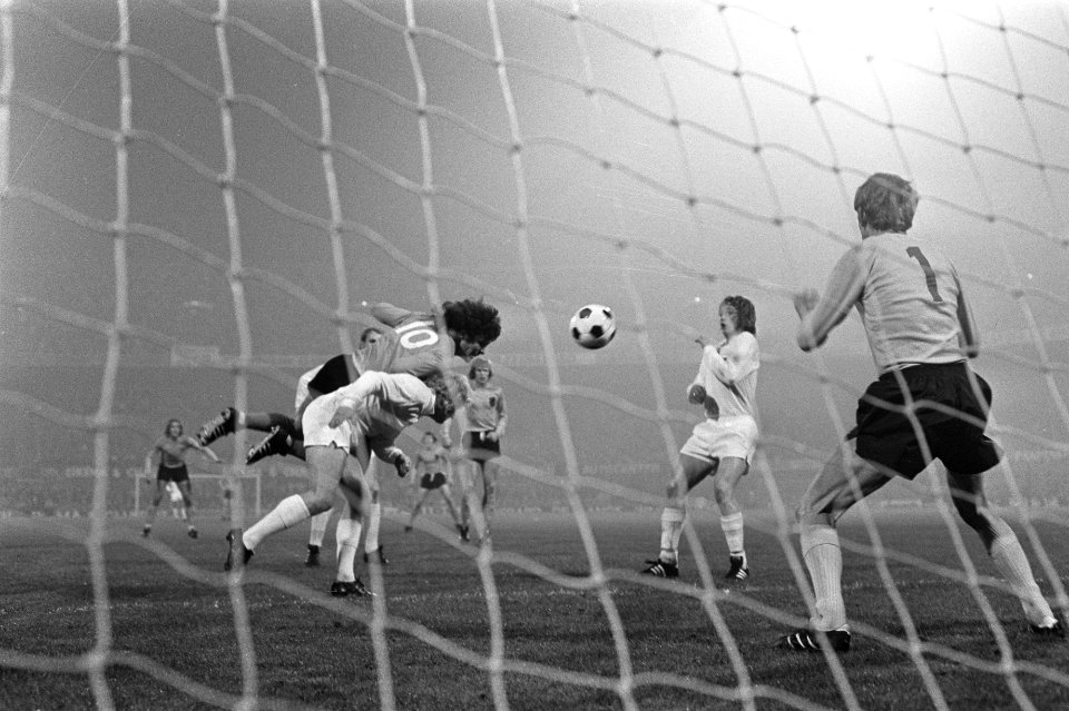 Nederland tegen Noorwegen 9-0, Van Hanegem (nummer 10) in aktie, Bestanddeelnr 925-9933
