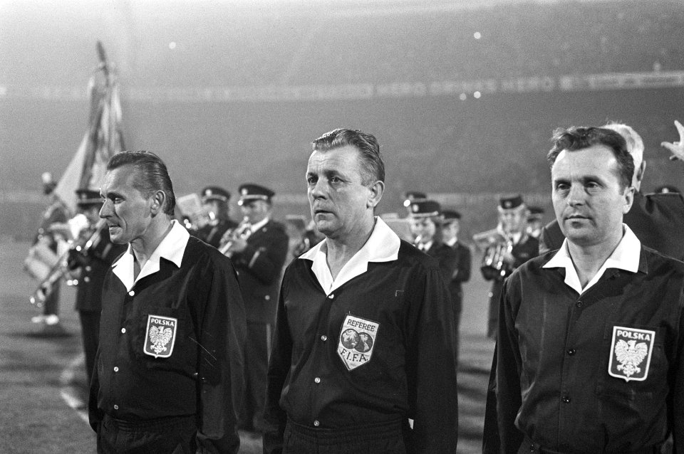 Nederland tegen Noorwegen 9-0, scheidsrechter S Eksztaj (midden) uit Polen en g, Bestanddeelnr 925-9948