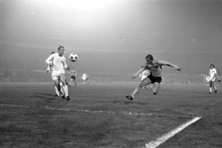 Nederland tegen Noorwegen 9-0, Johan Neeskens (rechts) scoort 1-0, Bestanddeelnr 925-9932