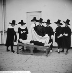 Nederlands Danstheater brengt het ballet Anatomische Les, scene op de tafel m…, Bestanddeelnr 915-9908