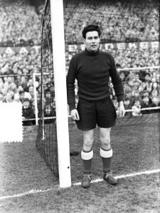 Nederlands Bondselftal tegen Bolton Wanderers 2-2 te Rotterdam. Keeper Landman, Bestanddeelnr 904-9953