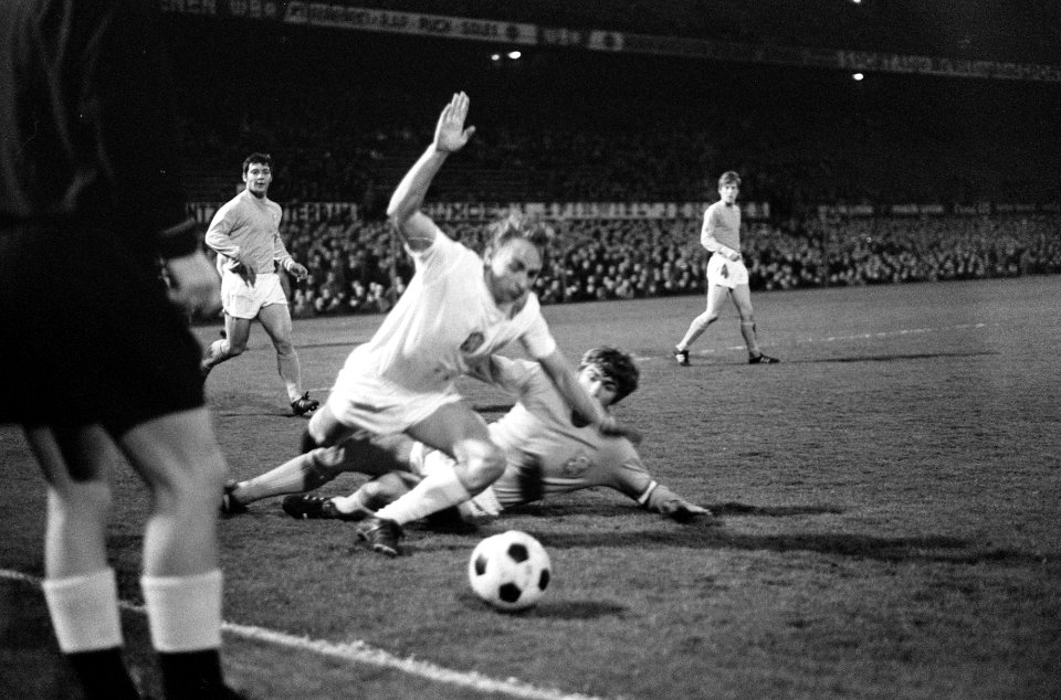 Nederland tegen Tsjecho Slowakije te Rotterdam 2-0 aanvoerder Eijkenbroek wordt , Bestanddeelnr 922-3050