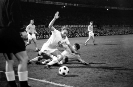 Nederland tegen Tsjecho Slowakije te Rotterdam 2-0 aanvoerder Eijkenbroek wordt , Bestanddeelnr 922-3050