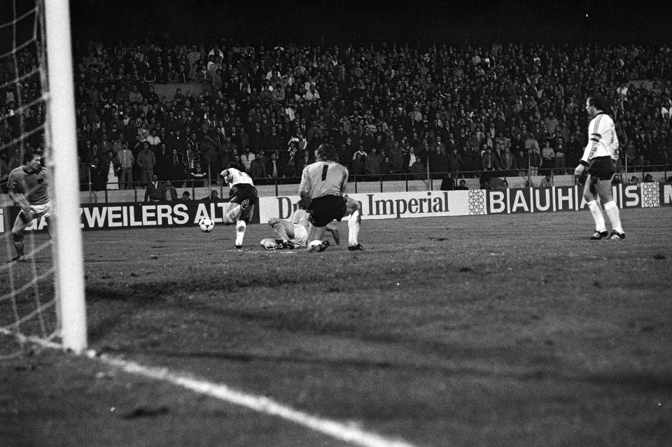 Nederland tegen West-Duitsland 1-1, Jos Jonker in duel Kaltz, Bestanddeelnr 931-0820
