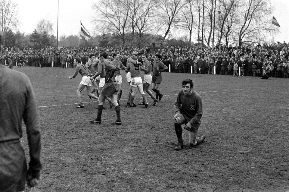 Nederland tegen Wales 3-1, amateurs. Hnek Kiel (nr. 9) wordt omhelsd na doelpunt, Bestanddeelnr 923-3716