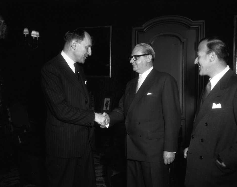 Nederlands Duitse besprekingen in Den Haag v.l.n.r. mr.J. M. A. H. .Luns , De …, Bestanddeelnr 909-6577