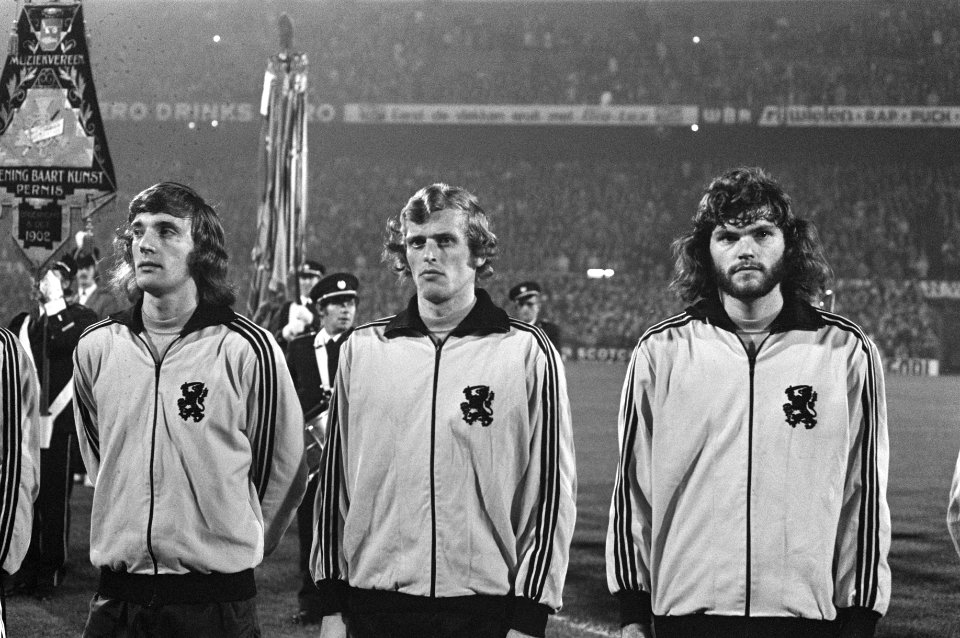 Nederland tegen Noorwegen 9-0 Vlnr Ruud Krol, Piet Keizer, Barry Hulshoff, Bestanddeelnr 925-9947
