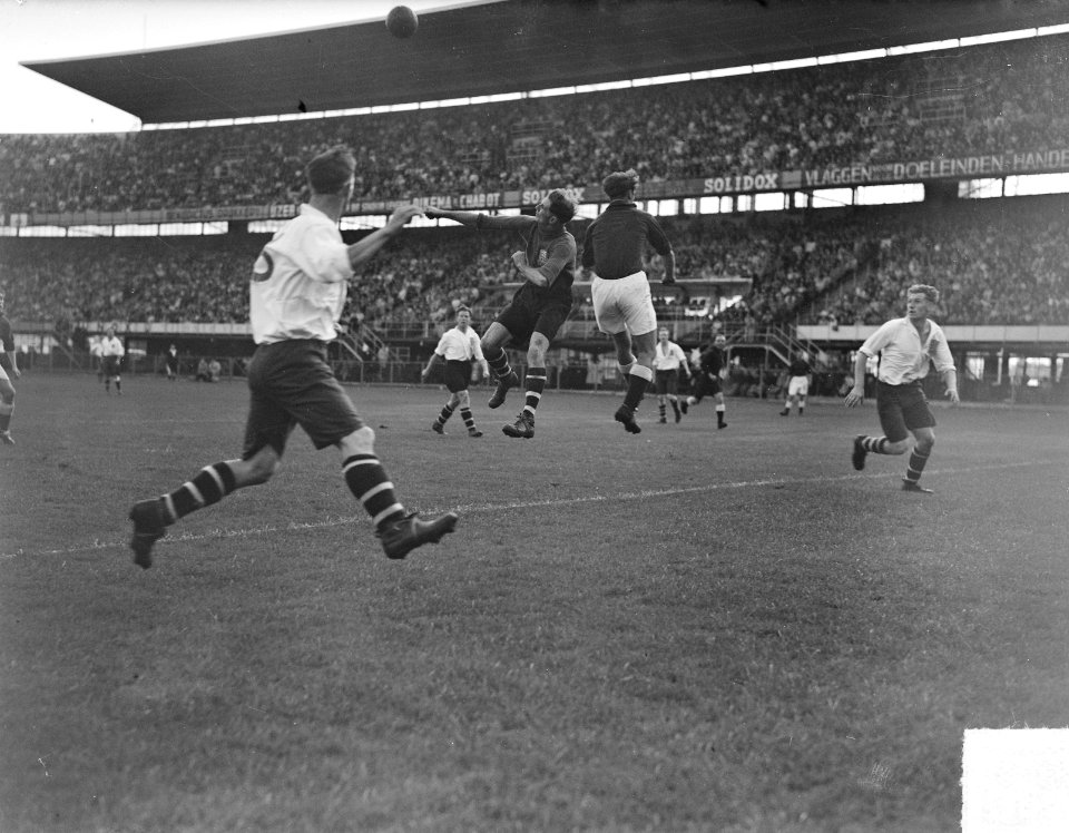 Nederlands Bondselftal tegen Middelbeers-Walcheren 2-1 in het Feyenoordstation, Bestanddeelnr 903-6747