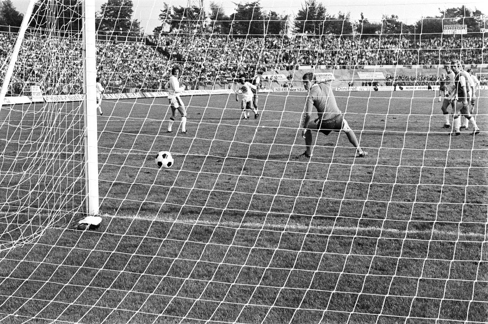 NEC tegen Feyenoord 1-3, Van Deinsen scoort langs keepe Schellekens, Bestanddeelnr 928-7894