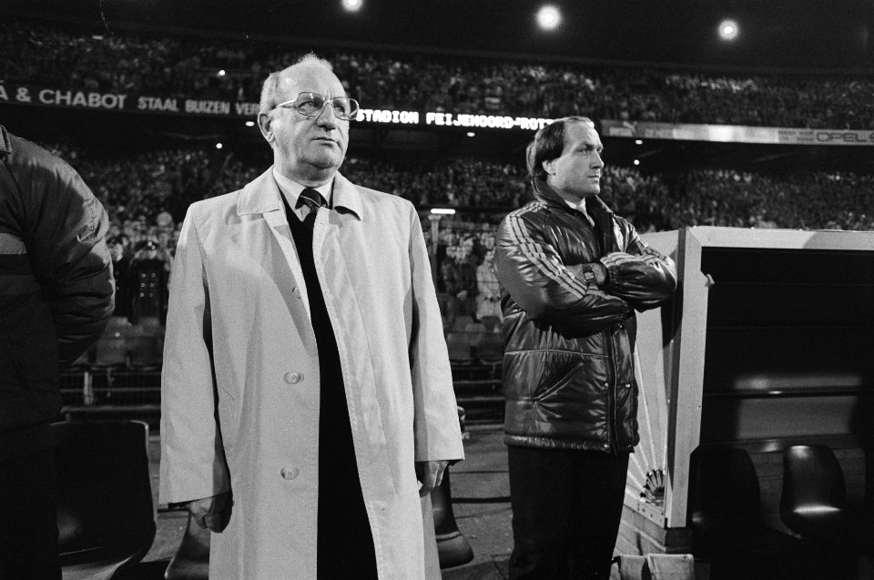 Nederland tegen Hongarije 1-2 trainers Kees Rijvers (l) en Dick Advocaat, Bestanddeelnr 933-1192