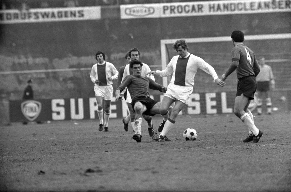 NEC tegen Ajac 0-0. Links op de grond Kornelis, rechts Eggekamp, Ruud Krol kijkt, Bestanddeelnr 923-1692