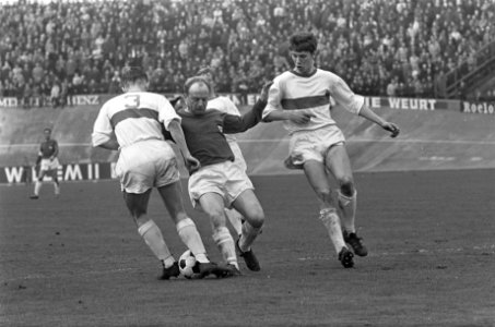 NEC tegen Holland Sport 1-0, Werts van NEC in duel met Verlangen (l) en Vakkehof, Bestanddeelnr 920-2185