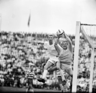 NEC tegen Xerxes 0-0, NEC kampioen, Zweers van NEC in duel met keeper Van Dijk (, Bestanddeelnr 916-4450
