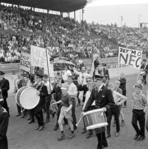 NEC tegen Xerxes 0-0, NEC kampioen, supporters met borden, Bestanddeelnr 916-4455
