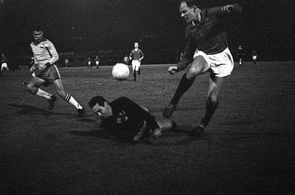 Nederland tegen Brazilie 1-0 Gerard 'Pummie' Bergholtz belaagt keeper Gilmar, Bestanddeelnr 915-1108